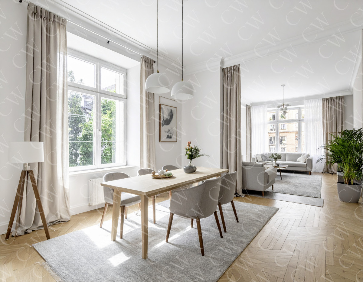 Großer, heller Wohn- und Essbereich mit modernen Möbeln und viel Tageslicht.