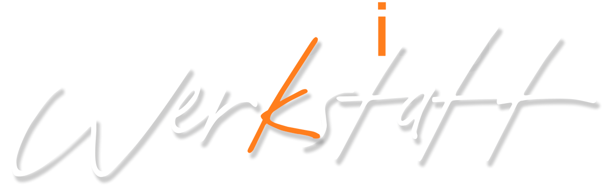 Handschriftlicher Logo-Schriftzug Composing Werkstatt mit orangem i darüber