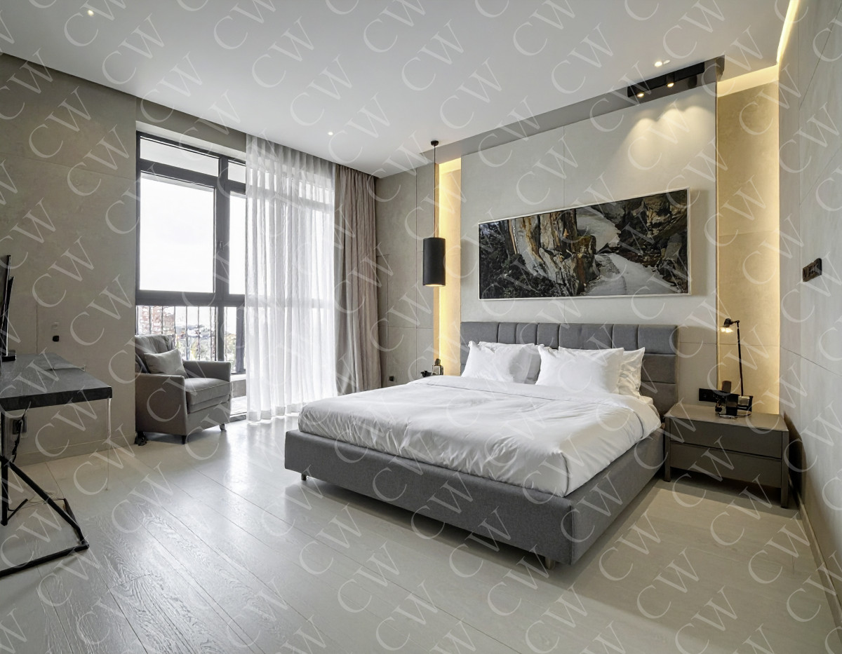 Helles, modernes Schlafzimmer mit Doppelbett, großem Fenster, Sessel und stilvoller Beleuchtung.