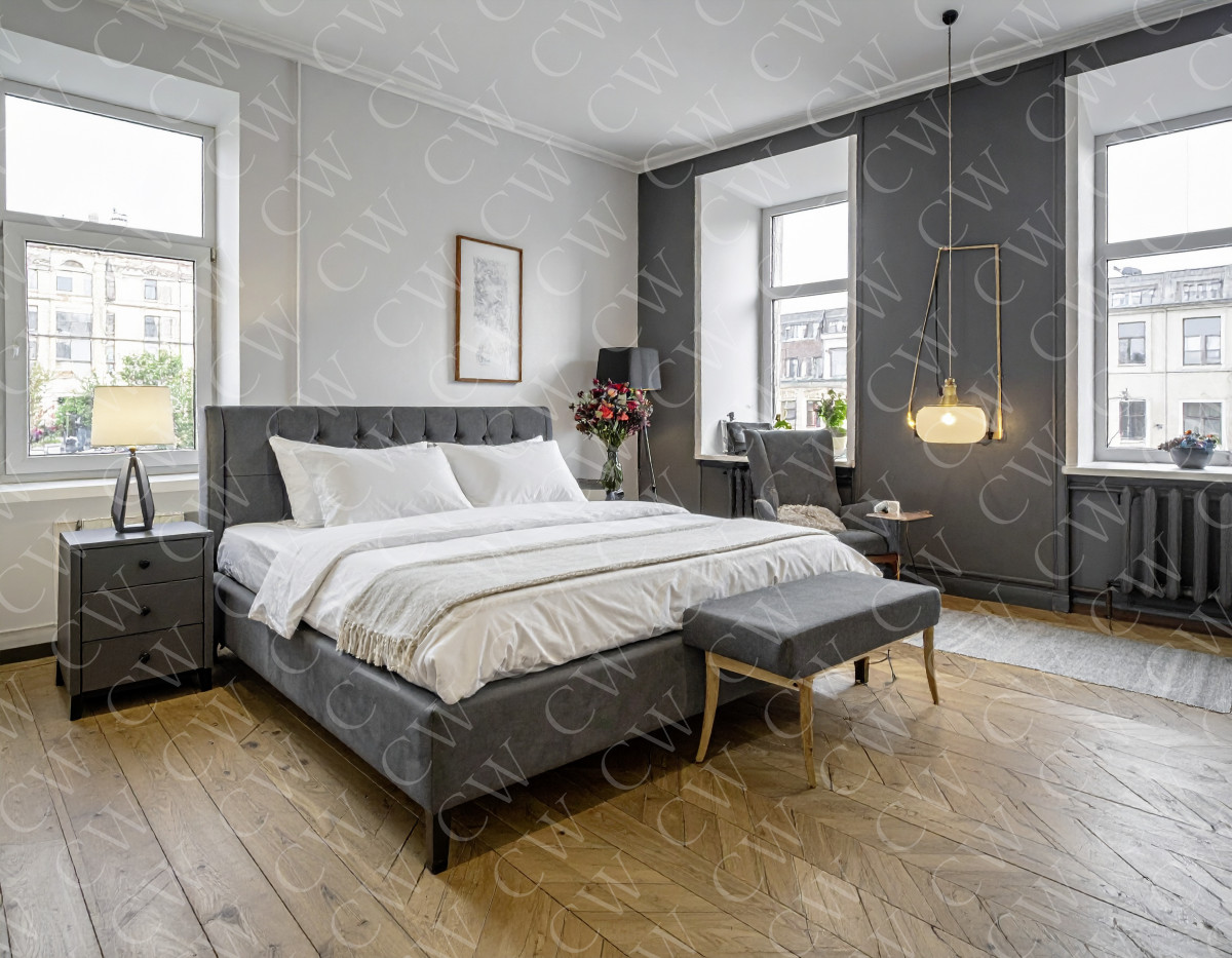 Helles Schlafzimmer mit grauem Bett, großen Fenstern, Nachttisch und moderner Dekoration.