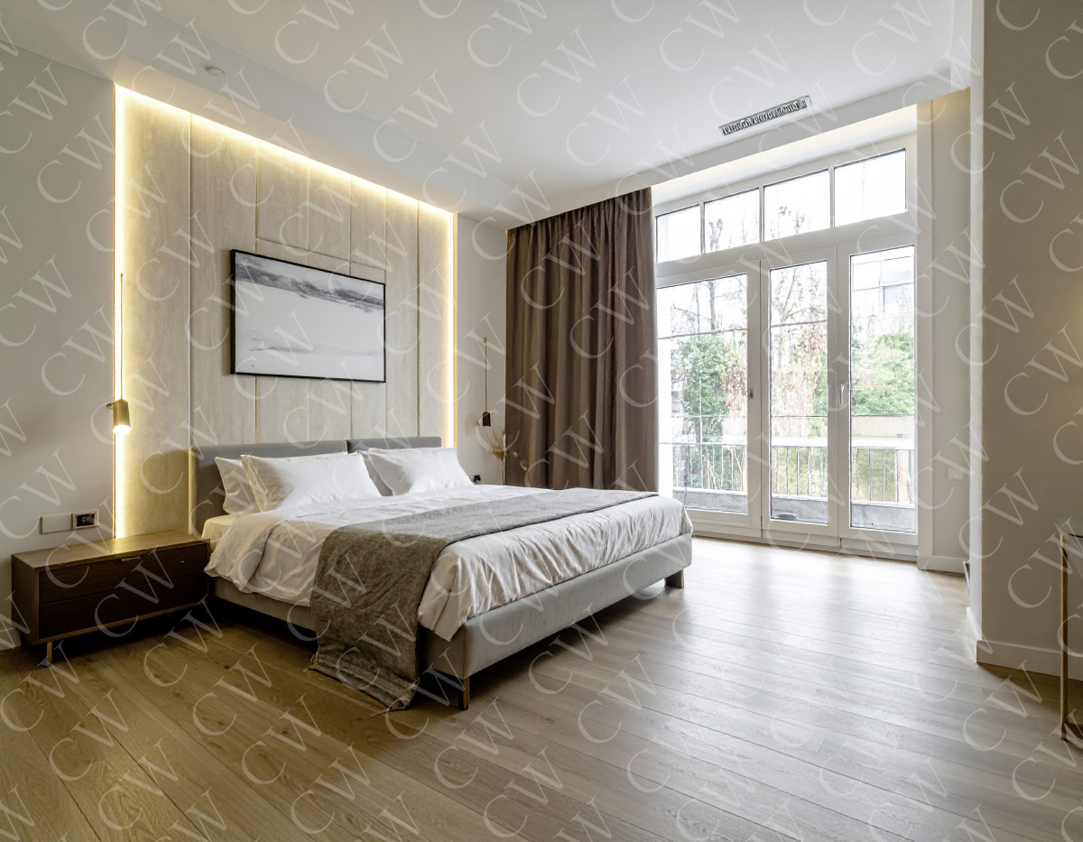 Helles, modern eingerichtetes Schlafzimmer mit Doppelbett, Holzboden und bodentiefem Fenster.