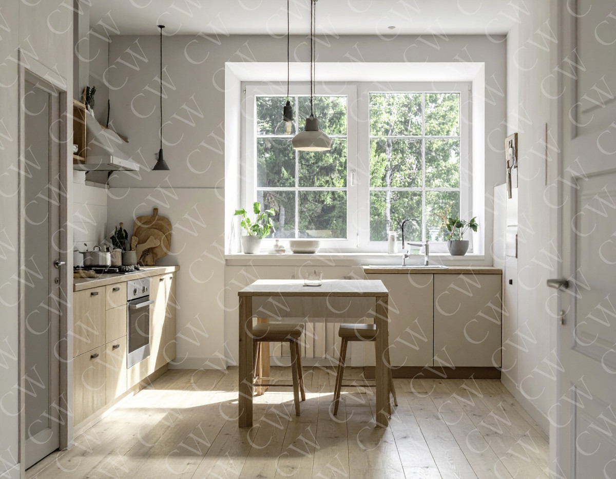 Moderne Küche mit großen Fenstern, Holzmöbeln und viel Tageslicht.