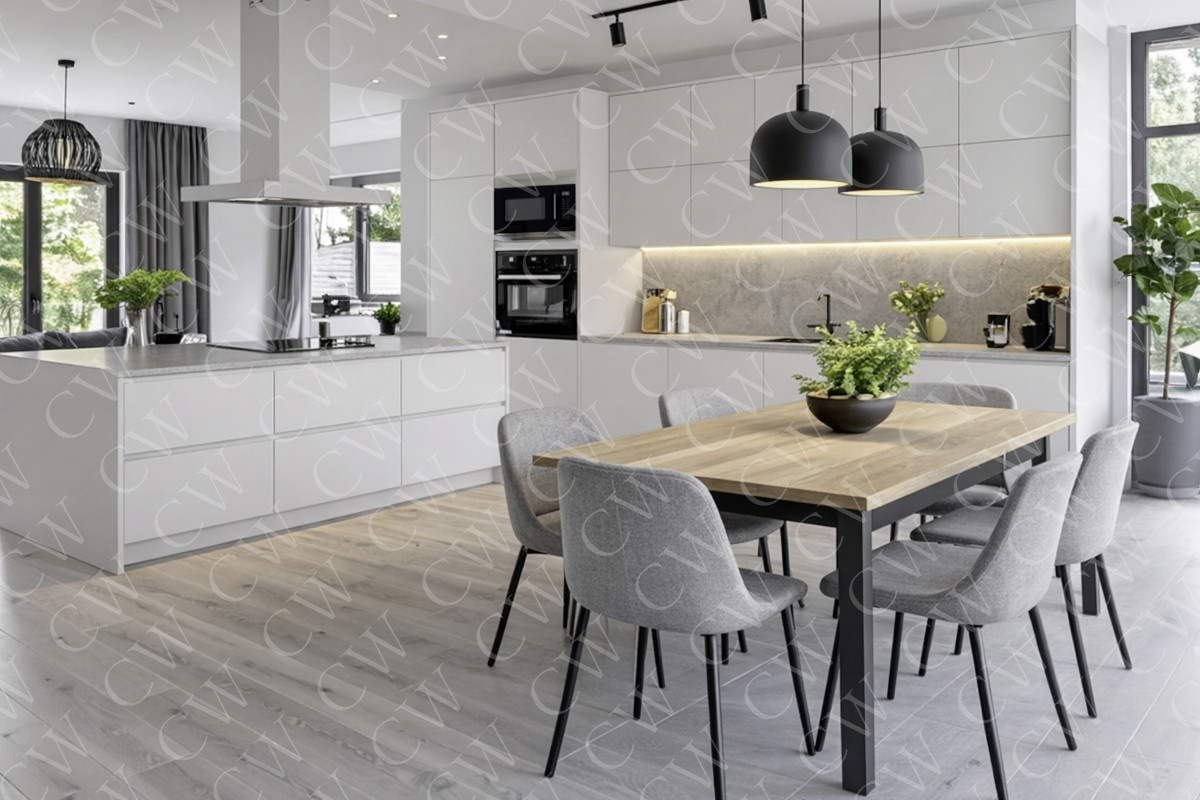 Helle, moderne Küche mit Kücheninsel, Esstisch, grauen Stühlen und großen Fenstern.