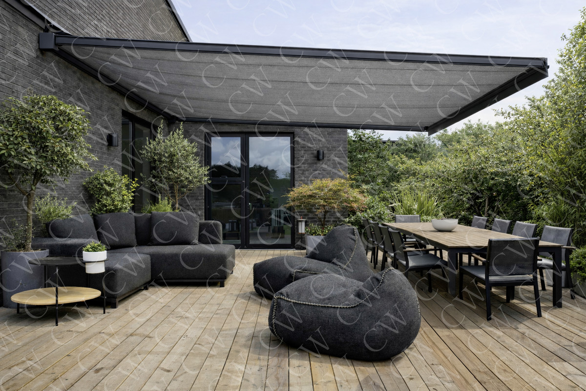 Große Terrasse mit Markise, dunkelgrauen Gartenmöbeln und Esstisch im Grünen