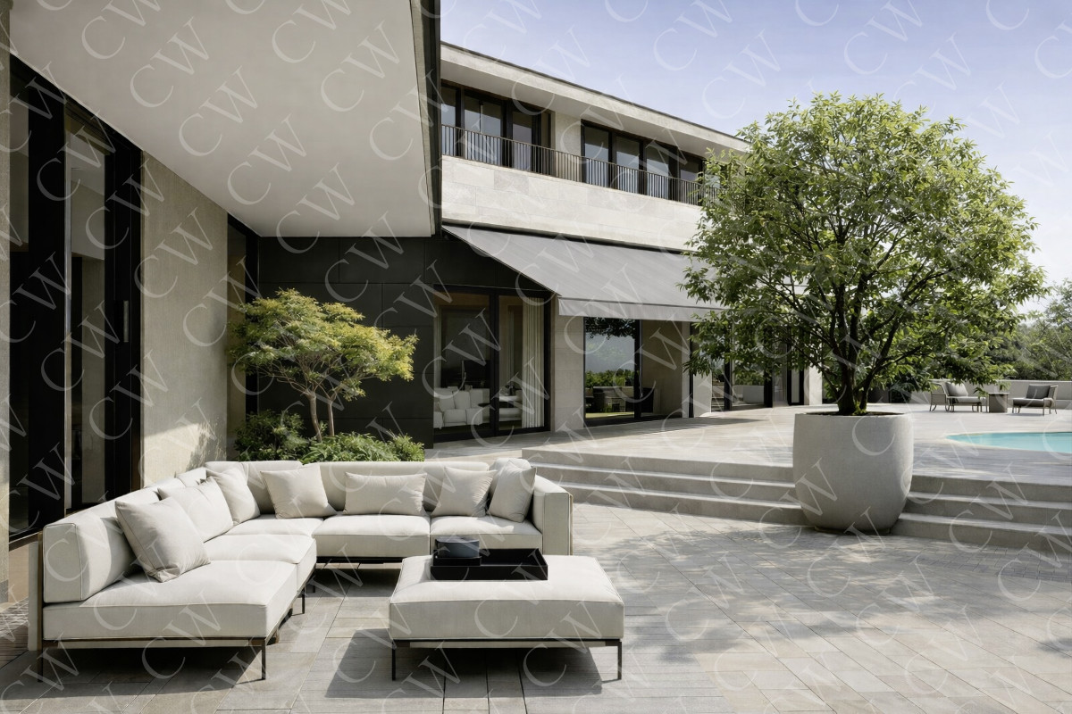 Große Terrasse mit heller Lounge-Ecke, Pflanzen im Topf und Pool vor modernem Haus.