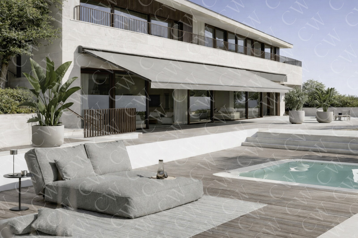 Große Terrasse mit modernen Loungemöbeln, Pool, Pflanzen und Markise vor einer Villa.