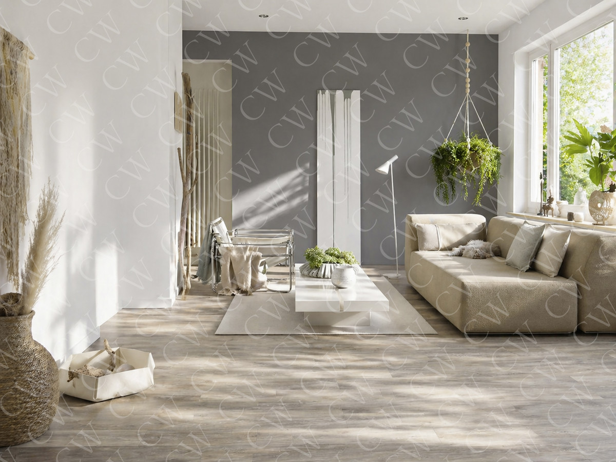 Helles Wohnzimmer mit beiger Couch, hölzernem Boden, großen Fenstern und Hängepflanze.