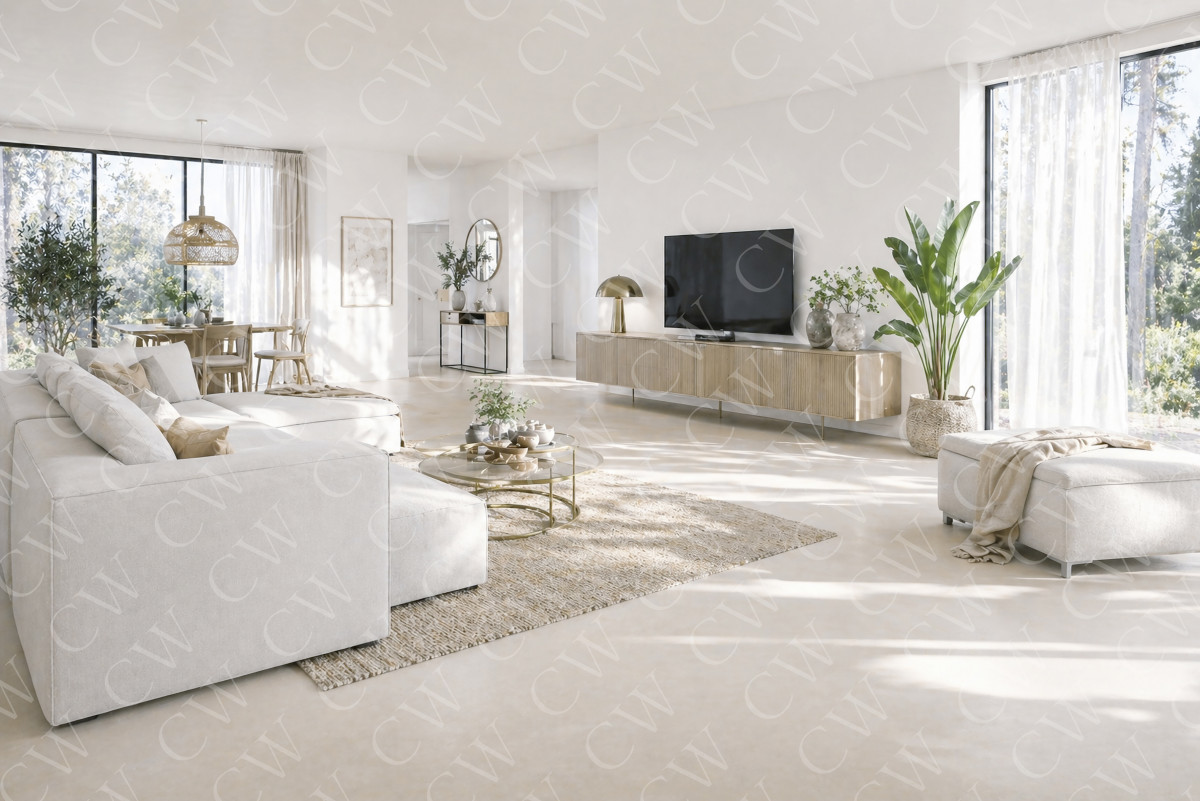 Lichtdurchflutetes Wohnzimmer mit heller Couch, Holzmöbeln und großen Fenstern