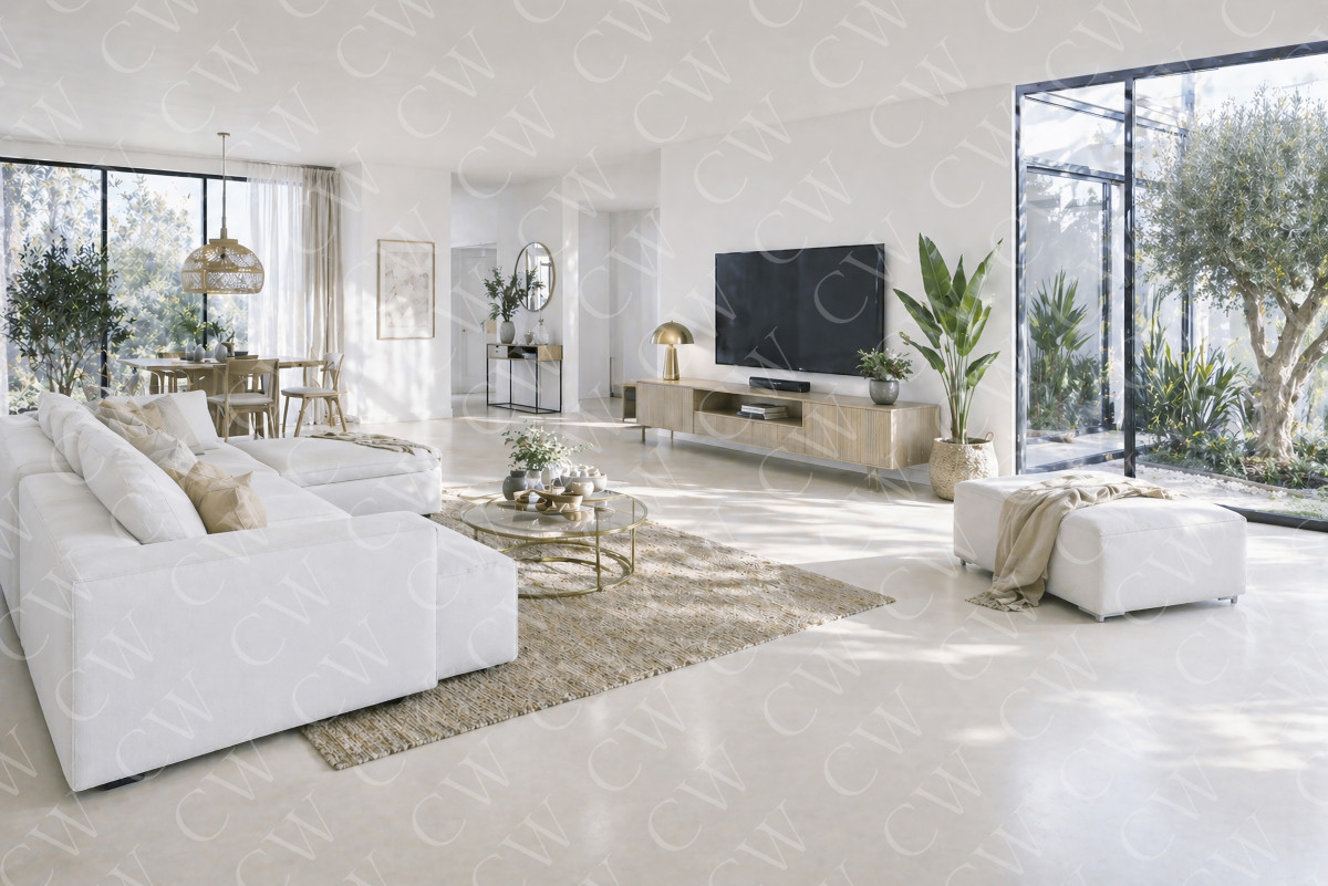Helles Wohnzimmer mit großen Fenstern, weißem Sofa, Holzmöbeln und Pflanzen.