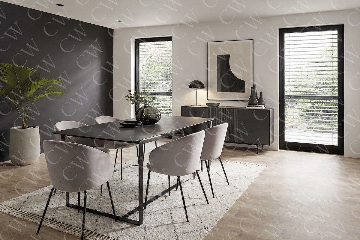 Helles, modernes Esszimmer mit schwarzem Tisch, grauen Stühlen und großem Fenster.