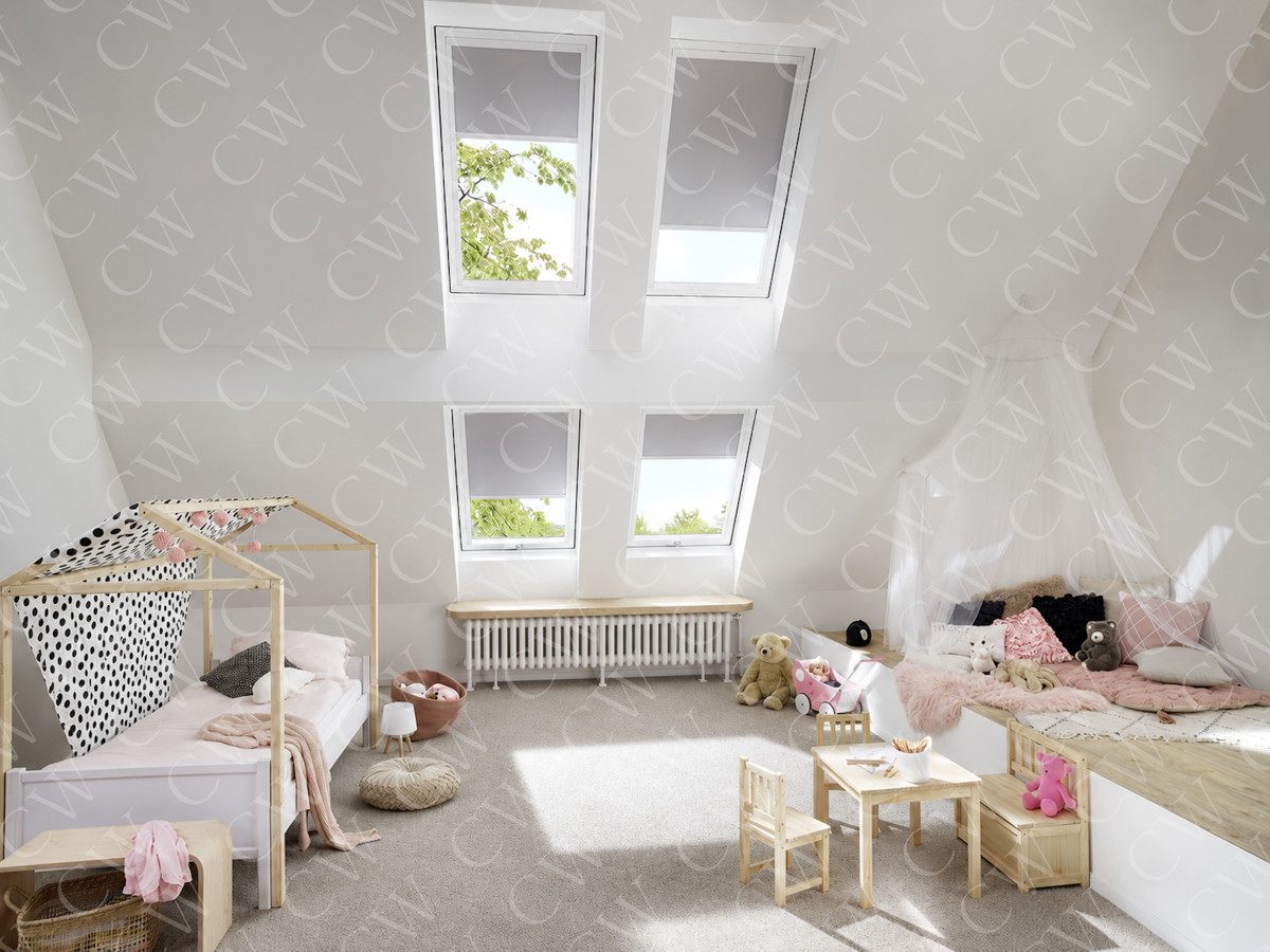 Helles Kinderzimmer mit Holzbett, Sitz- und Spielecke unter Dachfenstern